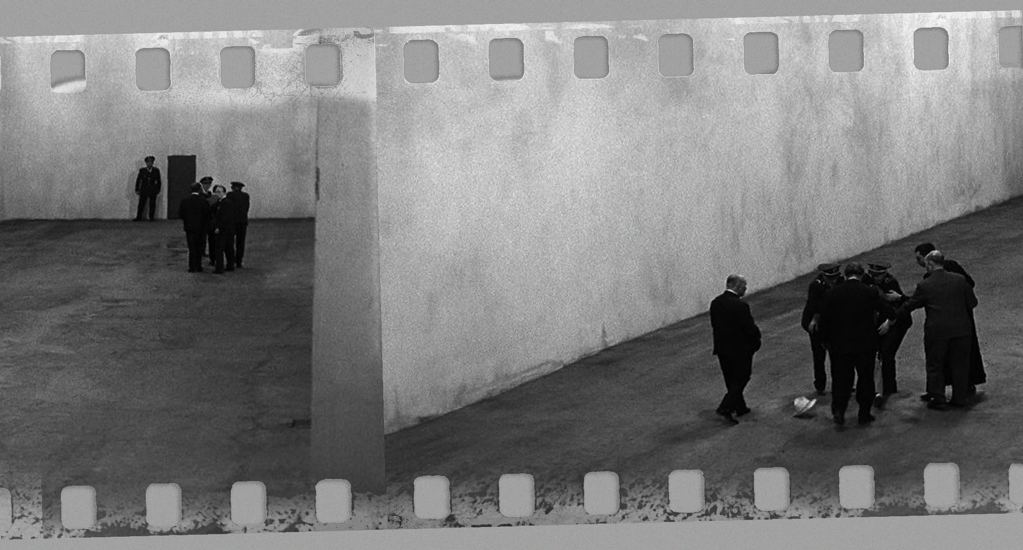 Tras un bloque negro