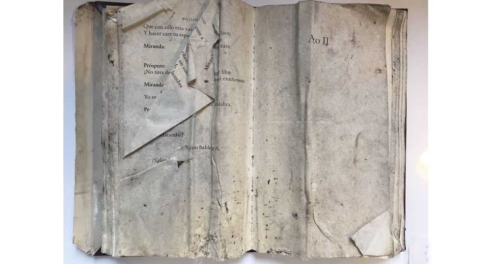 Hace un tiempo vil en todos nosotros (It Is Foul Weather In Us All)