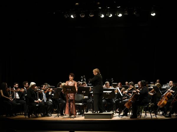 La española Isabel Costes dirige la Orquesta Filarmónica en el Día Internacional de la Mujer