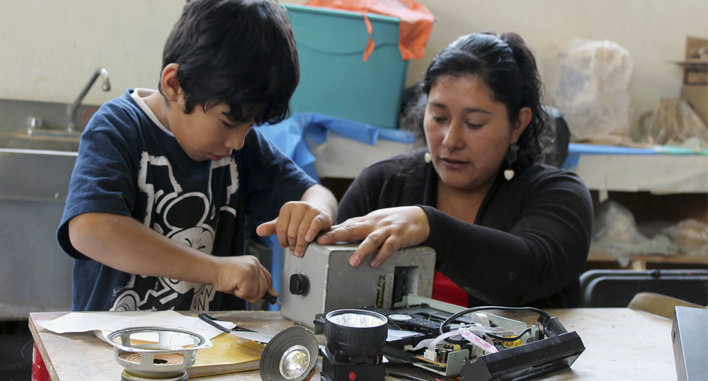 Taller «Rediseño con basura electrónica»